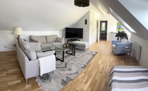 ein Wohnzimmer mit Sofa und Fernseher in der Unterkunft Kullsbacka in Skanör med Falsterbo