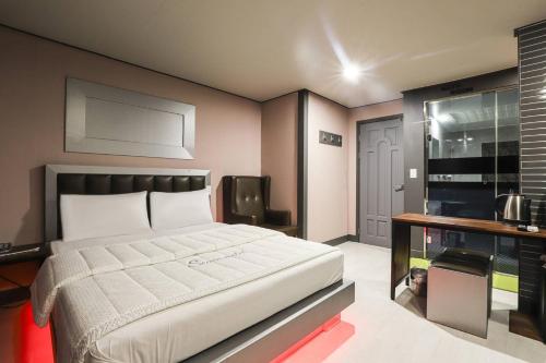 a bedroom with a large bed in a room at 세븐호텔 in Daegu