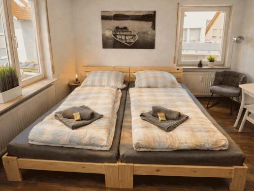 two twin beds in a room with two windows at GLORYSTAY - Business Studio-Bosch Campus 2km-Tiefgarage-Workspace-Renningen in Renningen