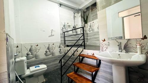 a bathroom with a sink and a toilet at Ella Hermitage View in Ella