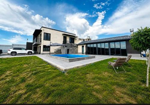 a house with a swimming pool in a yard at Millenium Villa in Kʼanakʼerravan