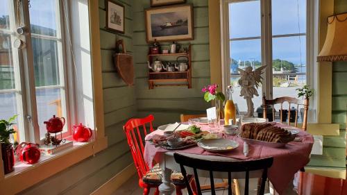 a dining room with a table with food on it at Handelsstedet Forvik in Vevelstad