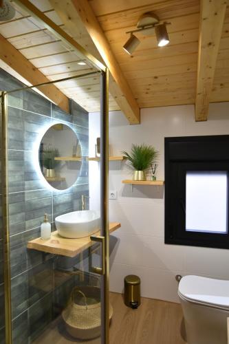 a bathroom with a sink and a mirror at Casa rural El Pinton in Gálvez