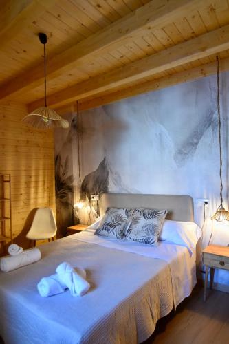 a bedroom with a bed with two towels on it at Casa rural El Pinton in Gálvez