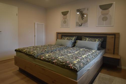 ein Schlafzimmer mit einem großen Bett mit hölzernem Kopfteil in der Unterkunft Ferienwohnung Wesernest in Hessisch Oldendorf