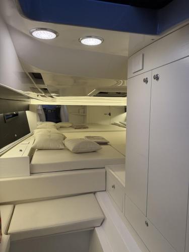 ein Zimmer mit zwei Betten und weißen Schränken in der Unterkunft Diva Catamarano in Feriolo