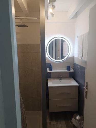 a bathroom with a sink and a mirror at MAISON BISCARROSSE LAC 6 pers in Biscarrosse