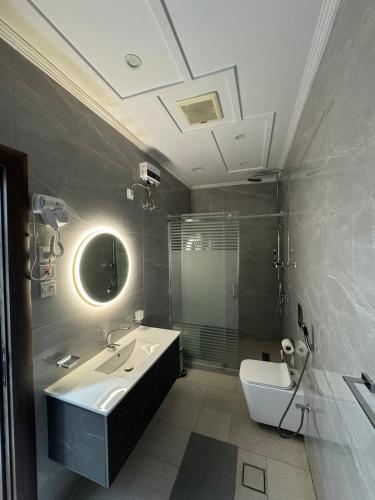 a bathroom with a sink and a shower and a toilet at شاليه بيسان 1 in Jeddah