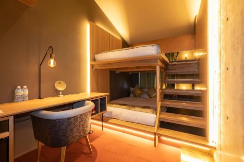 a bedroom with a desk and a bunk bed at HALE Kyoto Tambaguchi ハレ京都丹波口 in Kyoto