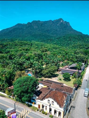 an aerial view of a house with a mountain in the background at Pousada e Restaurante Dona Siroba in Morretes