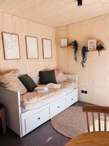 a room with a bed in the corner of a room at Les Deux M Tiny House with Private Garden in Sorgues