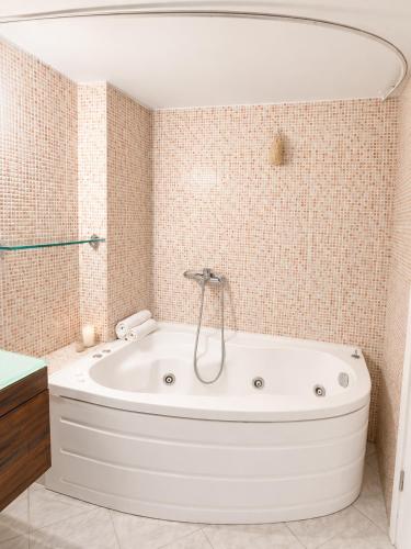 Mēne - Athens City Center Apartment with Jacuzzi