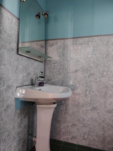 a bathroom with a sink and a mirror at Casa adosada con patio in Jerez