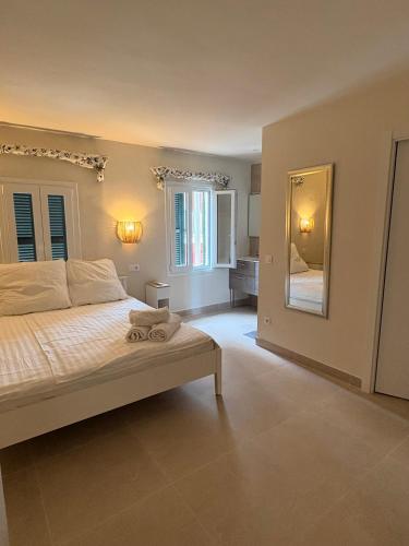 a bedroom with a large bed and a mirror at Casa de Limon in Palma de Mallorca