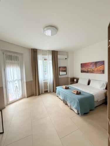 a bedroom with a large bed with a blue blanket at Melannie's Apartment 2 in Bergamo