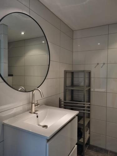 a bathroom with a sink and a mirror at Mooi zo 2 in De Koog