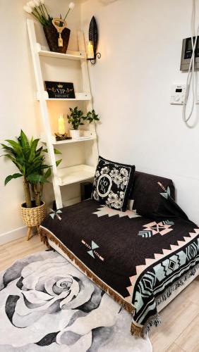 a living room with a bed and a ladder at La Petite Maison d'Hôtes in Seoul