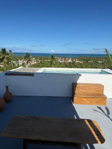 a table on the roof of a house at Araxá Milagres in São Miguel dos Milagres