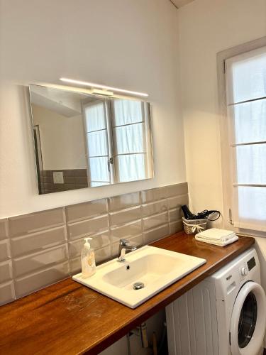 ein Badezimmer mit Waschbecken und Waschmaschine in der Unterkunft Relais Villa Sofia in Calcinelli