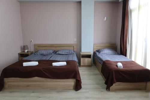 two beds in a room with two beds sidx sidx sidx sidx sidx at Hotel Marli in Arsha