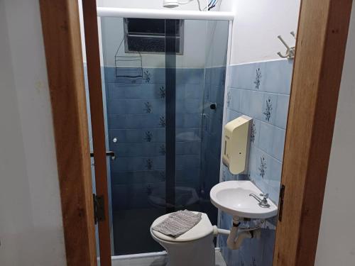 a bathroom with a toilet and a sink at Hotel Pousada Girassol- Balneário Riviera I in Matinhos