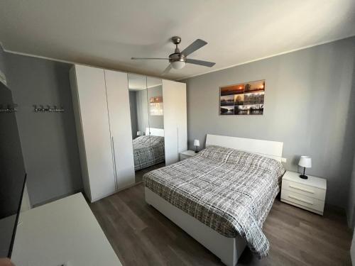 a bedroom with a bed and a ceiling fan at bilocale con NETFLIX INCLUSO in Lodi