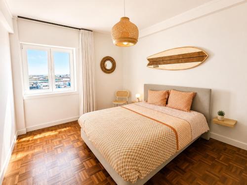 a bedroom with a bed and a window at Ponte Velha in Peniche