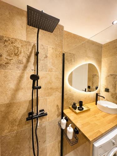 Modern 2-Bedroom Apartment - Walk to beach & Old Town Antibes
