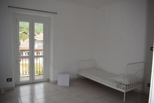 a white room with a bench and a window at Appartamento Rubiana in Rubiana