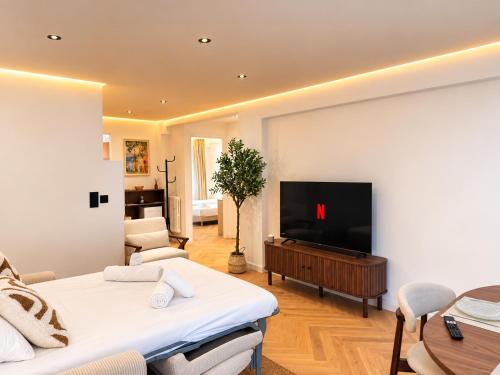 Modern 2-Bedroom Apartment - Walk to beach & Old Town Antibes