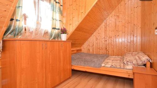 a bed in a room with an aquarium at Domki CLAUDIA in Darłowo