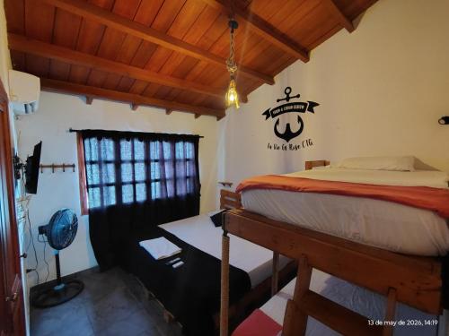 a bedroom with a bed in a house at CONFORT Room AIRE AC - Desayuno - Tv - Baño Compartido - Excelente Ubicación Muelle Cruceros - Exquisita Atención y Buen Ambiente in Cartagena de Indias