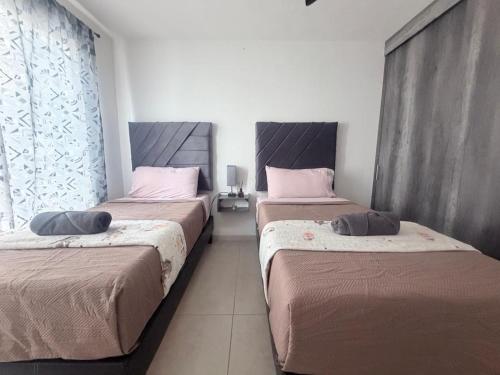 two twin beds in a room with a window at Executive Apartment for 6 people in El Colorado