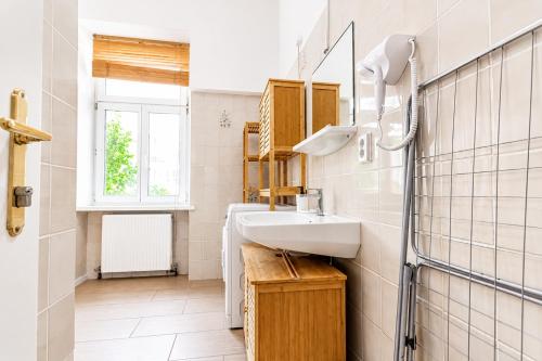 Convenient 3-BR Apartment 15 Min to Landstraße Hub