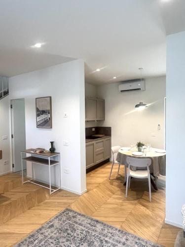 a kitchen and dining room with a table and chairs at Le Port Vieux in Pesaro