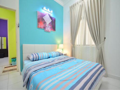 Ένα ή περισσότερα κρεβάτια σε δωμάτιο στο Johar Jantan Apartment