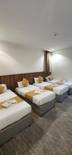 a row of beds sitting in a room at فندق دار المتكاملة 4 in Al Khansāk
