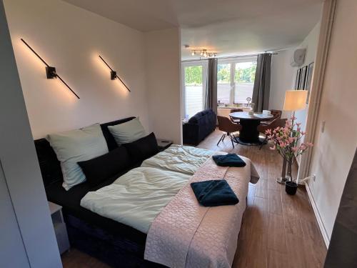 a bedroom with a bed and a living room at Appartement zum Grünen Bär klimatisiert in Holzminden