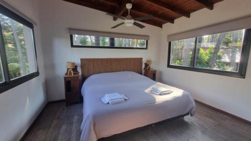 a bedroom with a bed with two towels on it at Playa Bonita Mar Azul in Mar Azul