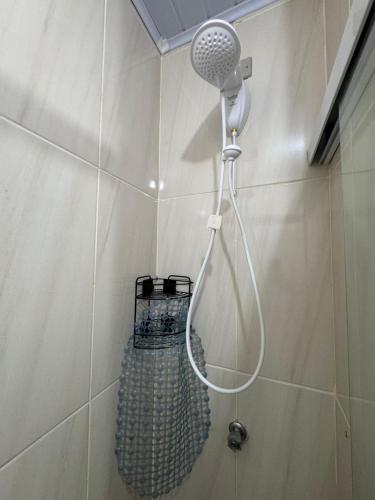 a shower with a shower head in a bathroom at Apartamento em Capão da Canoa com Ar-condicionado in Capão da Canoa