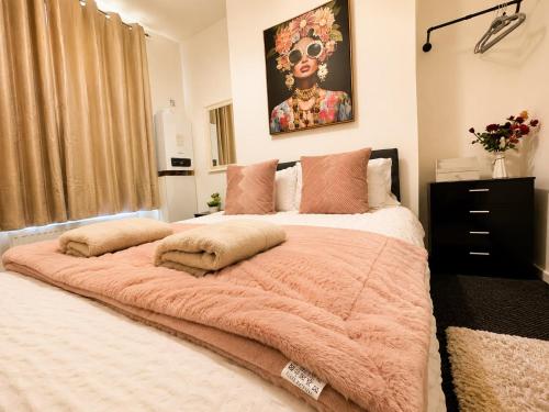 a bedroom with a large bed with a pink blanket at Room 2 Shared House 10 min from Center in Liverpool