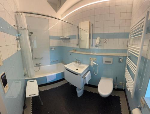 a bathroom with a sink and a toilet and a tub at Herberge am Mönchsbruch in Gerdau