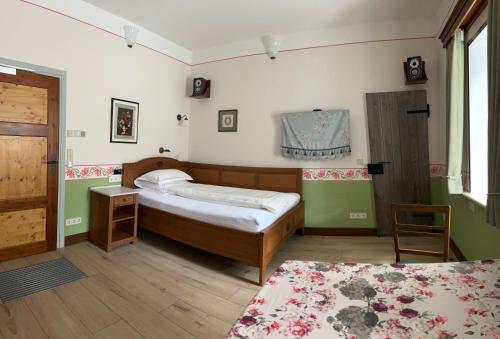 a small bedroom with two beds and a window at Herberge am Mönchsbruch in Gerdau