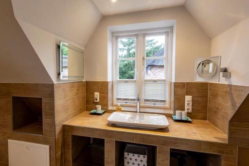 a bathroom with a sink and a window at Doppelhaushälfte OHANA in Böhl