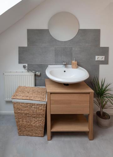 a bathroom with a sink and a mirror at Ferienwohnung am Klöckhof in Marktoberdorf
