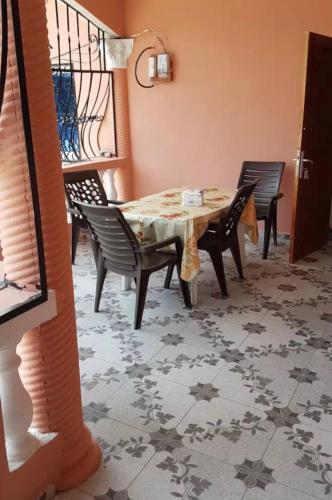 a dining room with a table and chairs in a room at Studio Cosy Mde Comores 