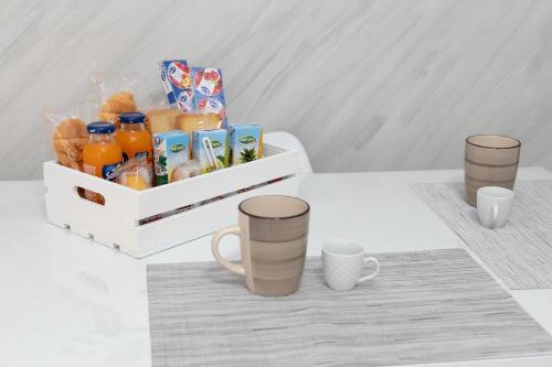 a table with a tray of drinks and cups at A casa dello scalpellino in Contursi
