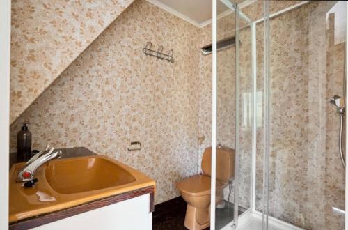 a bathroom with a sink and a toilet at Midtigården in Teksdal