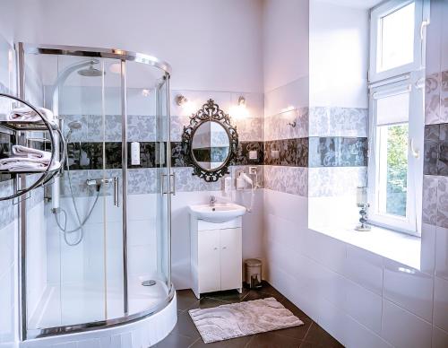 a bathroom with a shower and a sink at Willa Wiluszówka in Dębica
