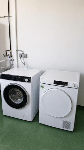 eine weiße Waschmaschine neben einer weißen Waschmaschine in der Unterkunft Ausee Camping in Blindenmarkt